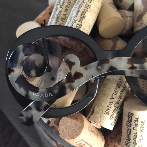 SSOOLLDDD****PRADA SUNGLASSES - Picture 3 of 8